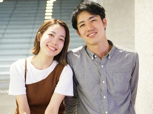 寄り添って微笑み合う男女のカップル