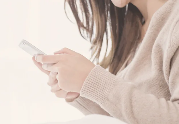 スマートフォンを操作する女性